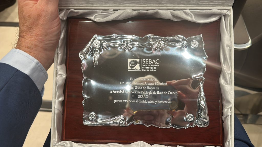 Reconocimiento Dr. Miguel Ángel Arráez, neurocirujano Málaga, Congreso de la Sociedad Española de Patología de Base de Cráneo